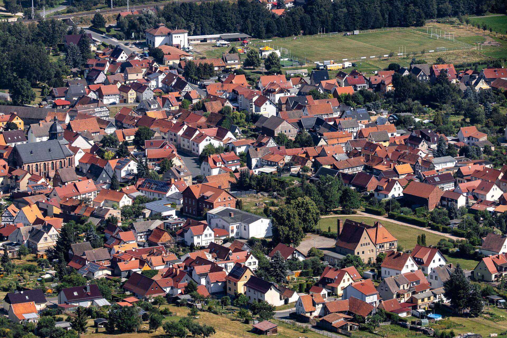 Dächer und Kirche von Bernterode