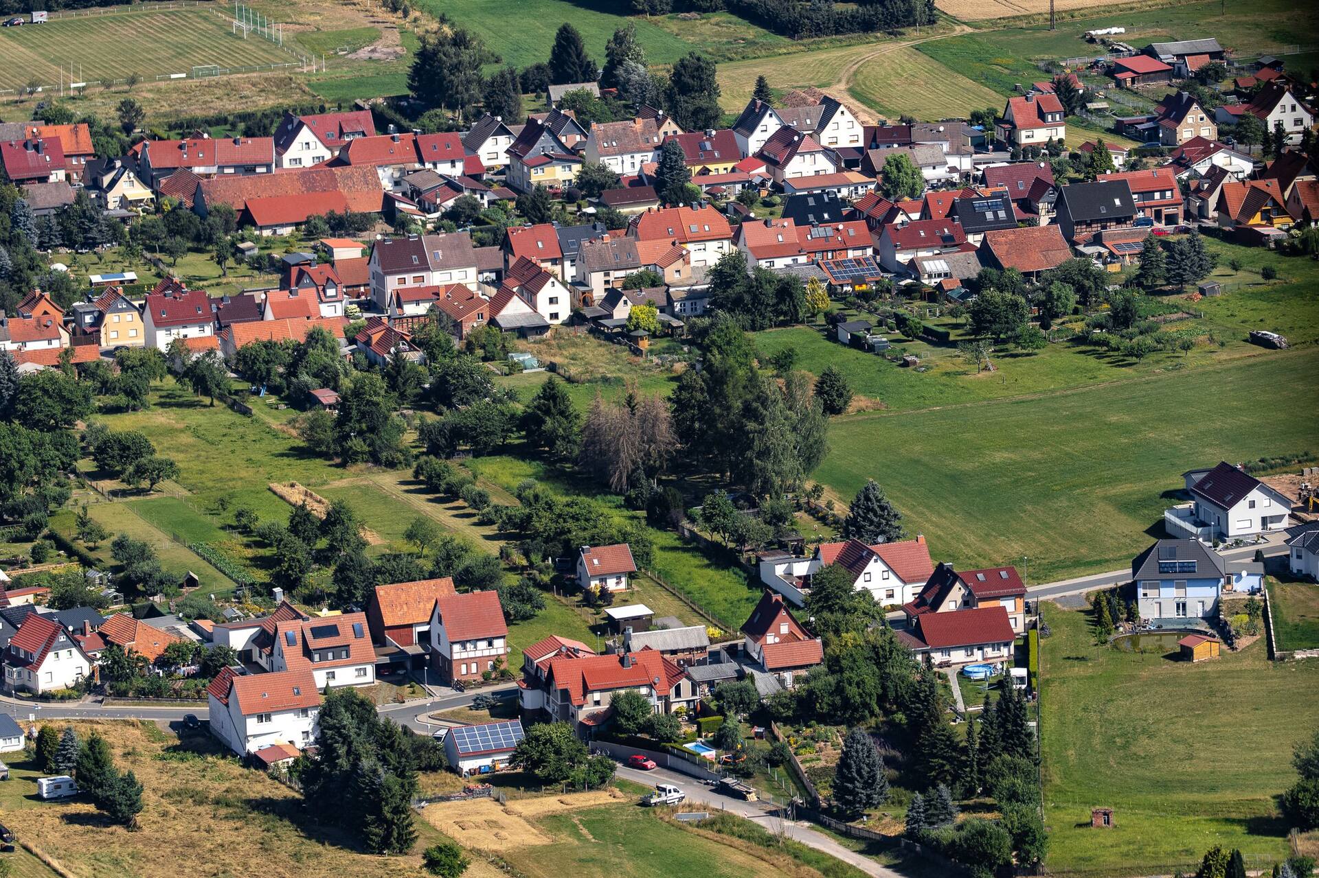 Ortsrand von Bernterode mit Bahnstrecke
