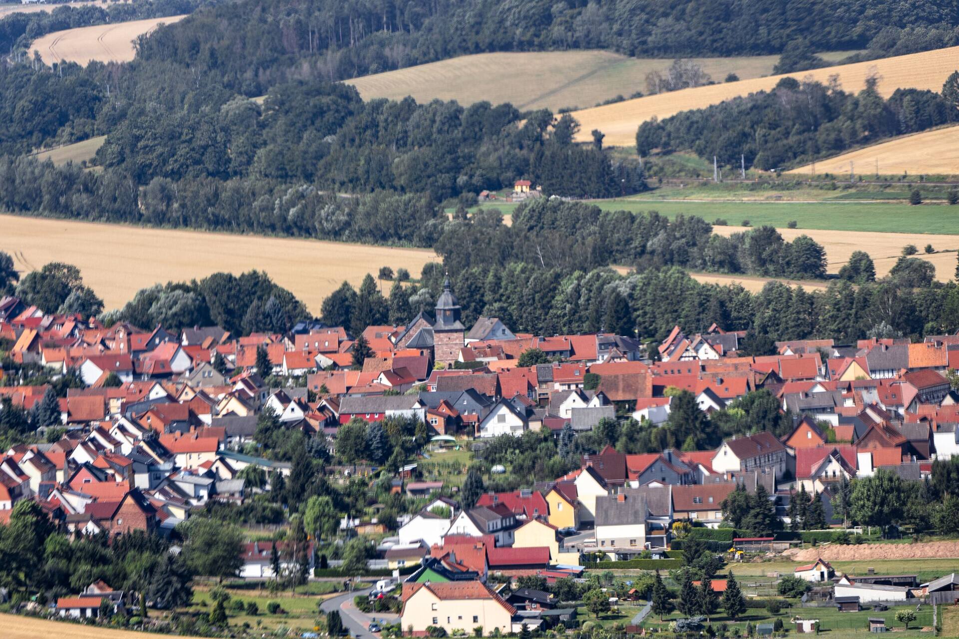 Panorama von Bernterode mit Wald und Feldern